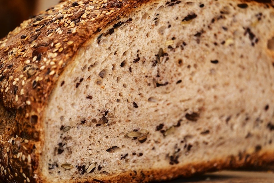 Dva obložené krajíce chleba mají přibližně 400 kcal.