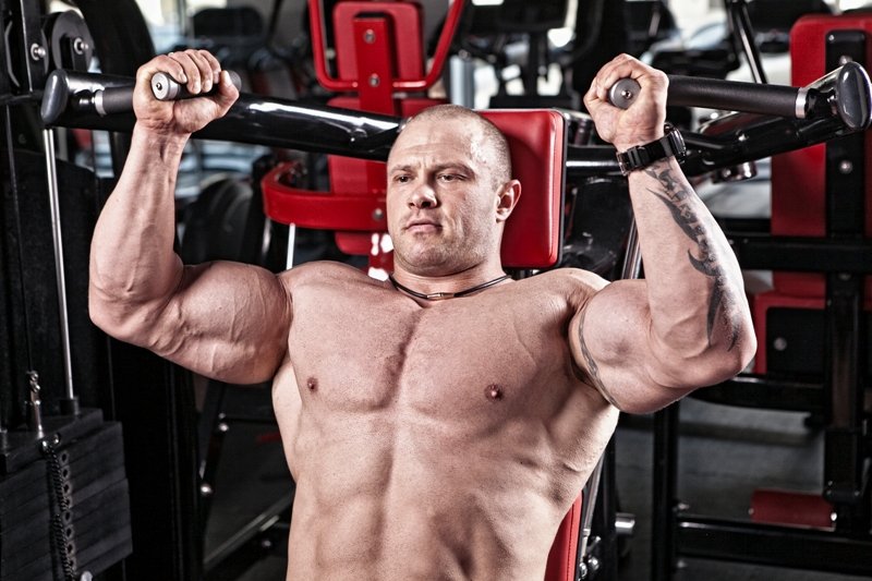 Piotr Piechowiak trénuje.