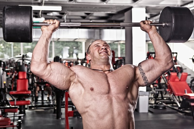 Piotr Piechowiak trénuje.