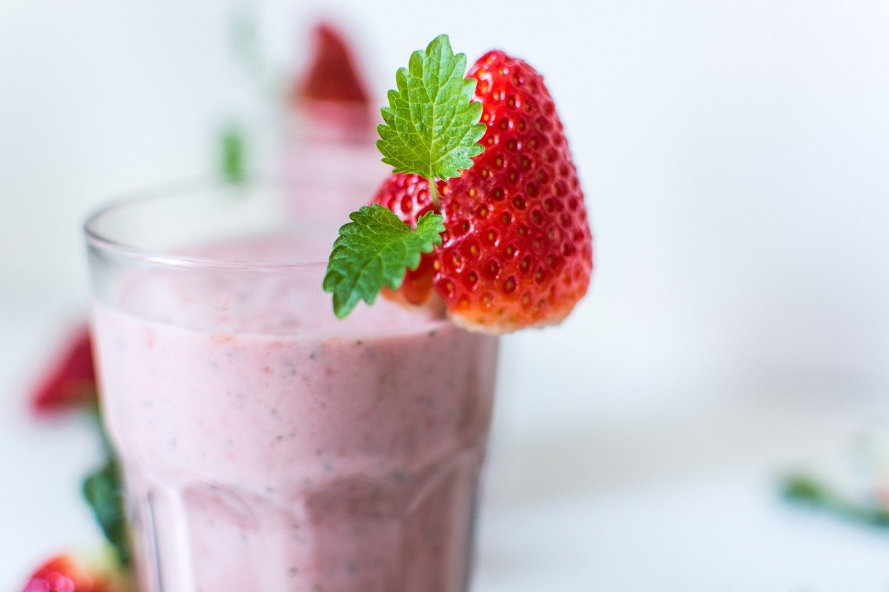Proteínový shake s ovocím zaženie chuť na sladké