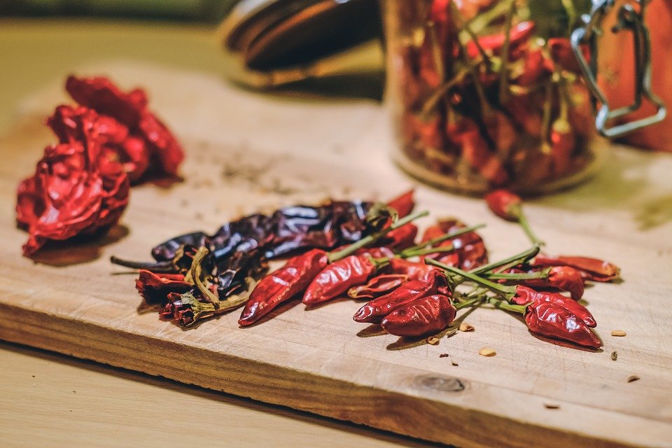 Kapsaicin pochází z chilli papriček.
