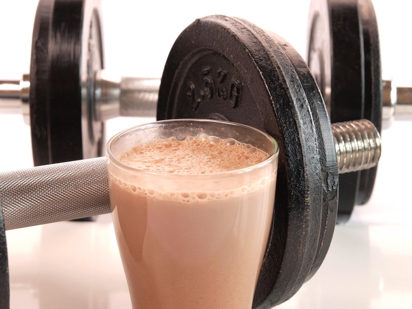 5 proteínových nápojov, ktoré by si si mal miešať vo svojom šejkri