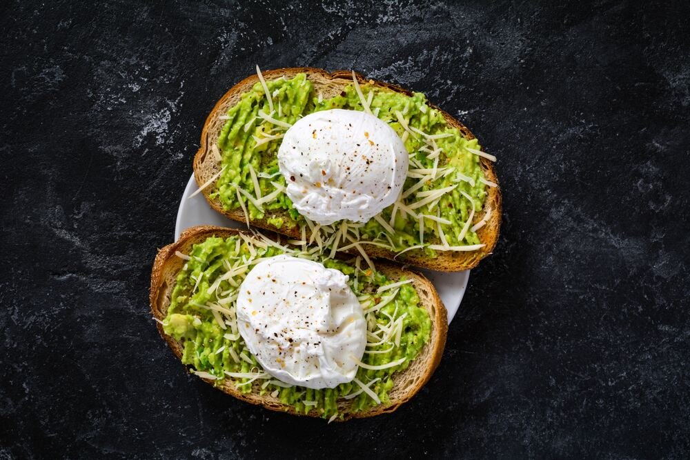 Toast s avokádom a Benediktínskym vajíčkom.